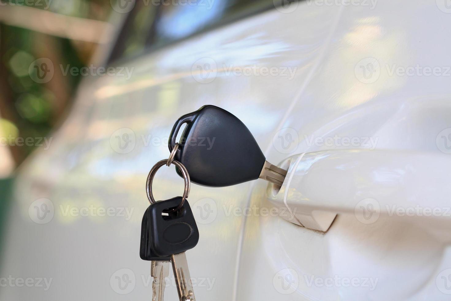 Autoschlüssel in der Autotür gelassen foto