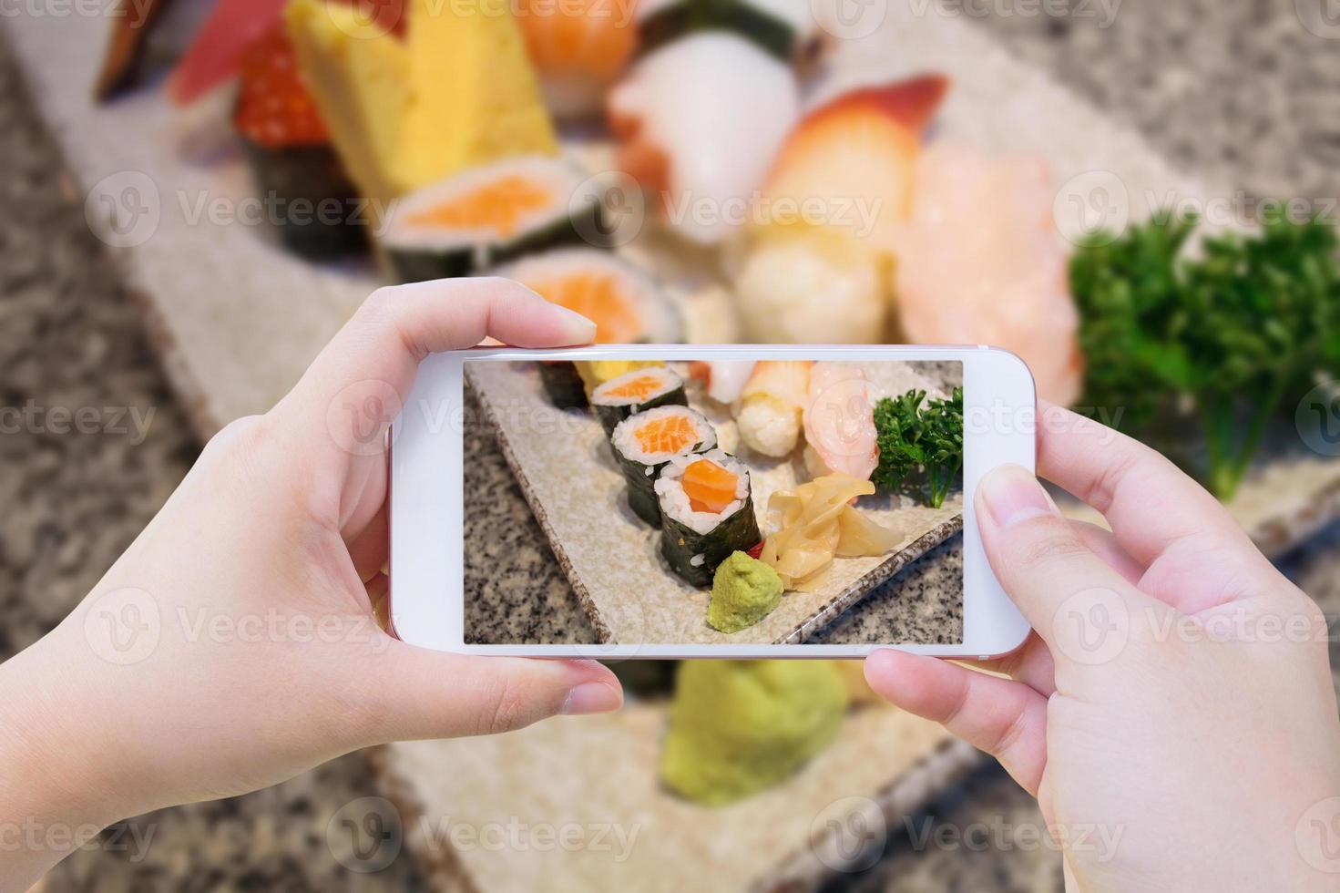 Fotografieren des japanischen Sushi-Sets foto