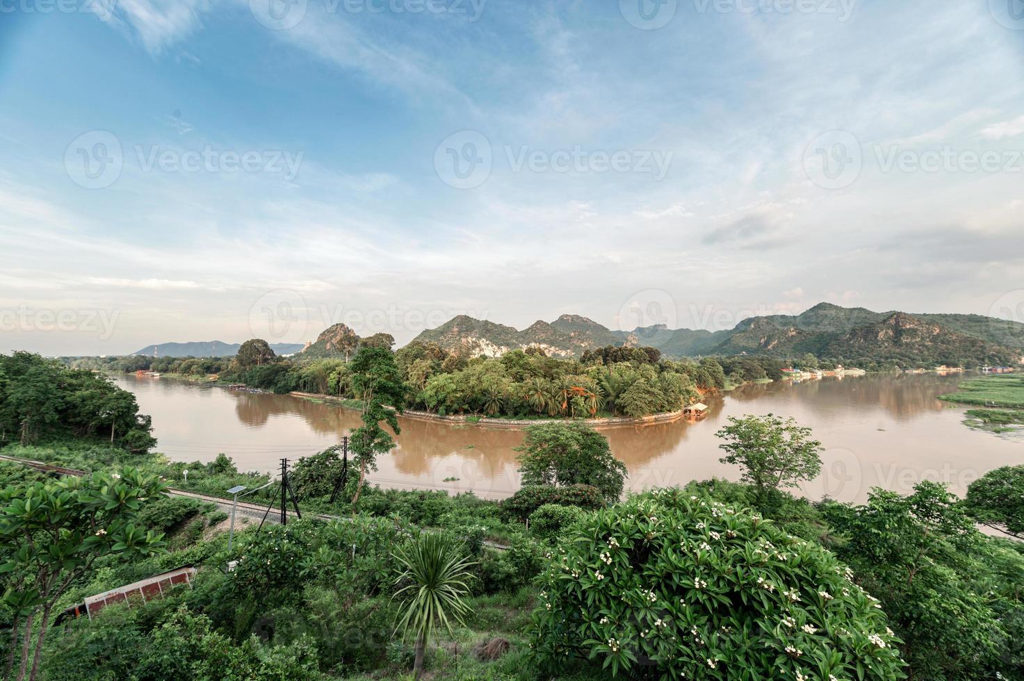 landschaft des tropischen regenwaldes und der historischen eisenbahn am river kwai am abend in kanchanaburi, thailand foto