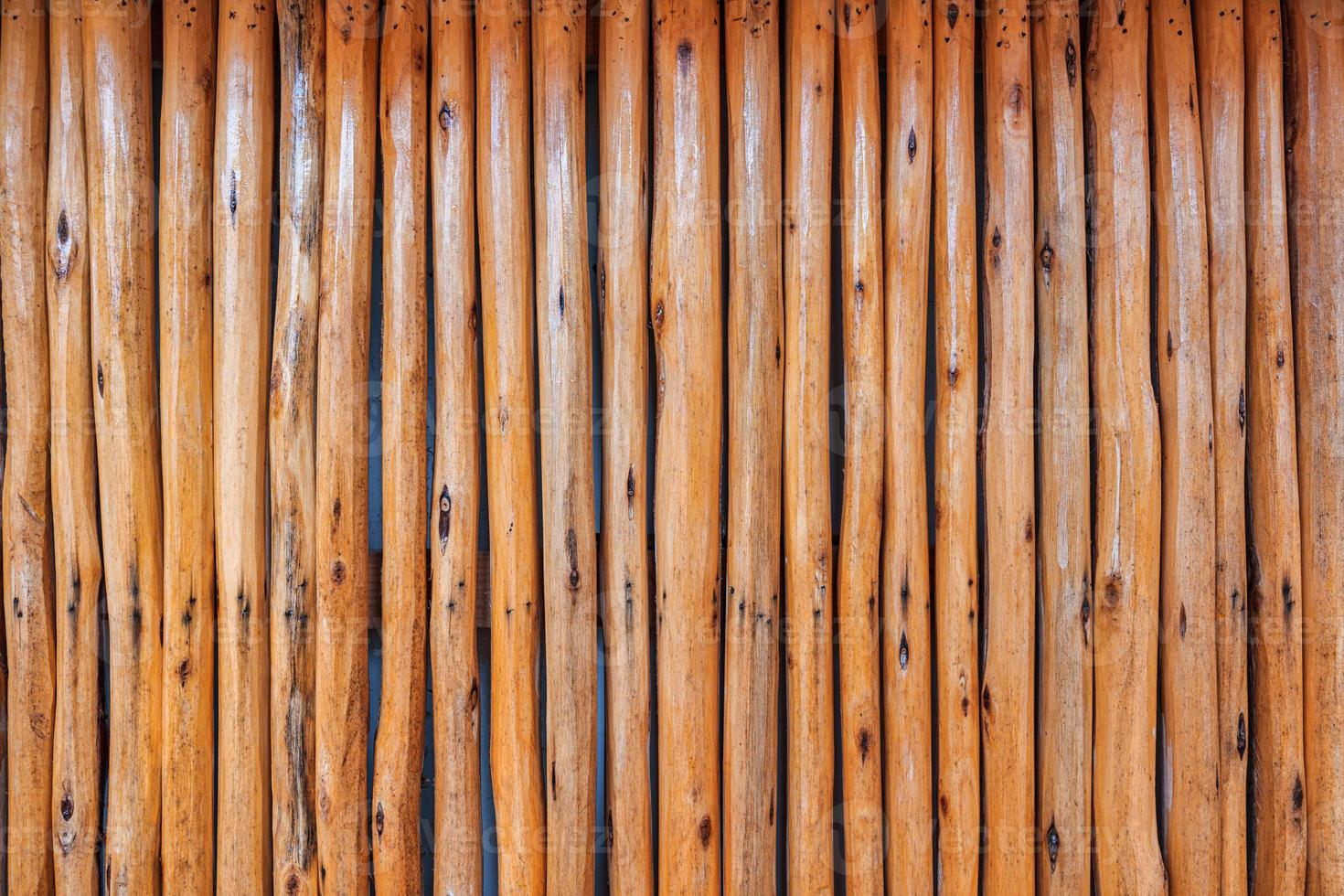 Brauner alter gestreifter Hartholzplanken-Zaunhintergrund foto