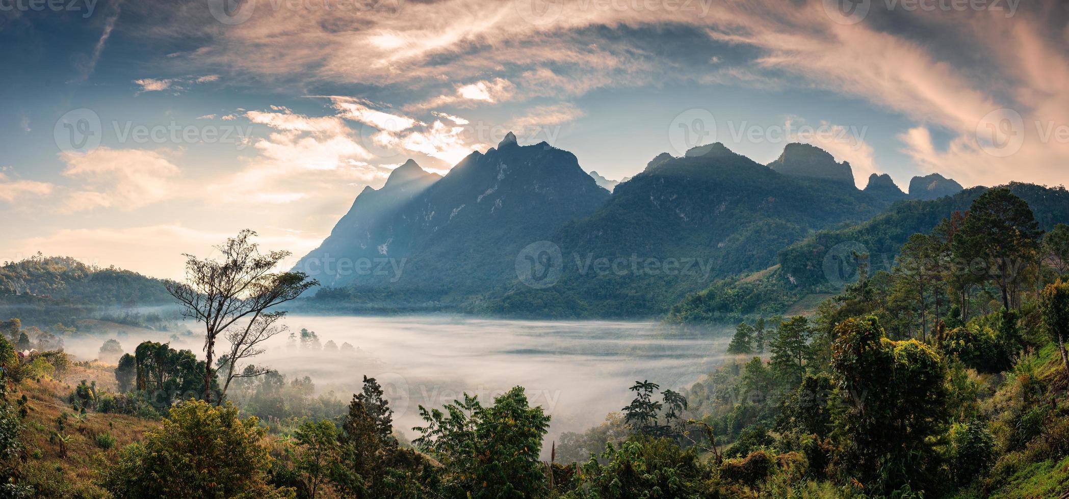 Sonnenaufgang über der Bergkette mit Nebel im tropischen Regenwald im Nationalpark foto