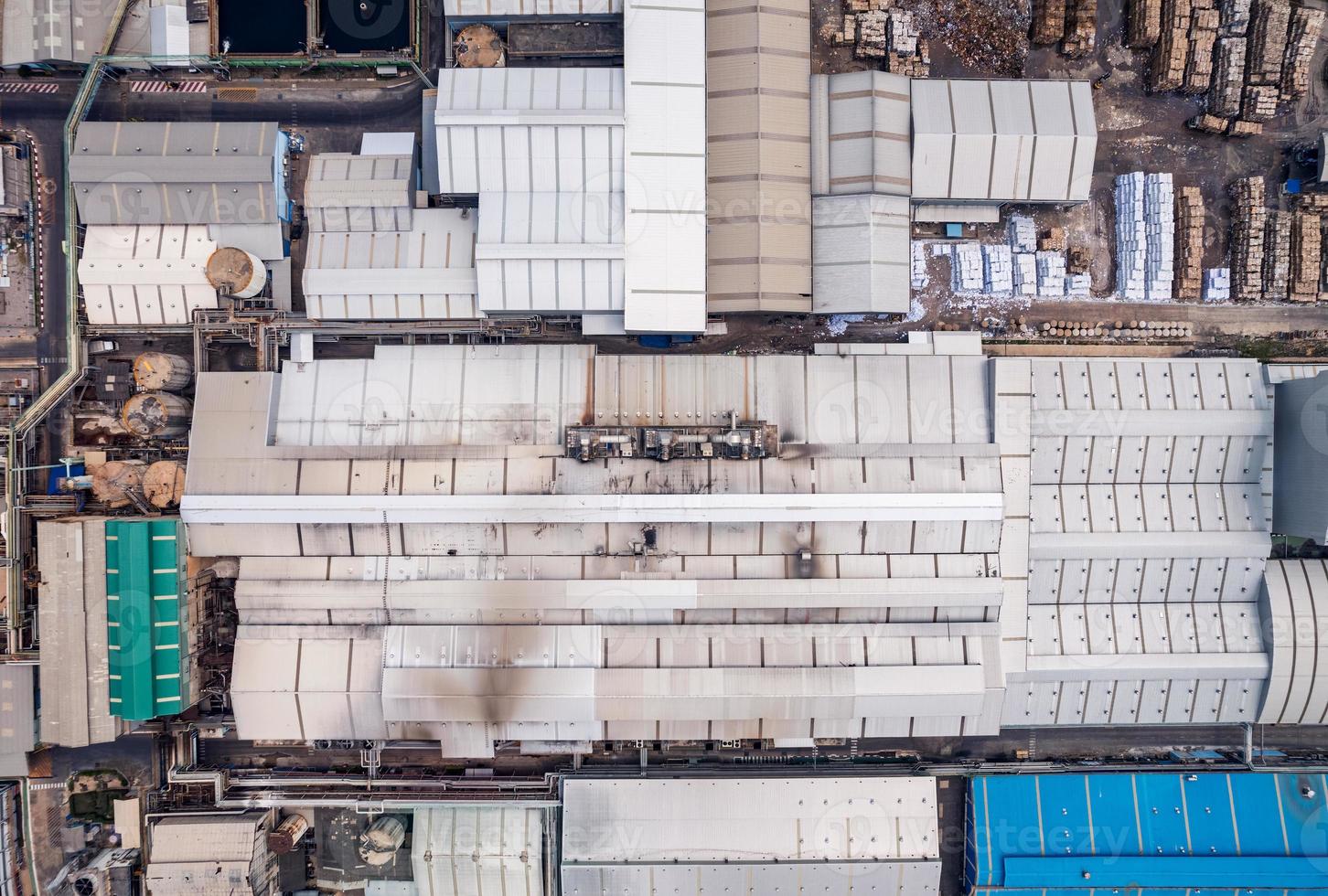 luftaufnahme der gebäudeinfrastruktur des industriekraftwerks, des intelligenten chemie-, gas- und ölraffinerie-pipeline-lagers foto