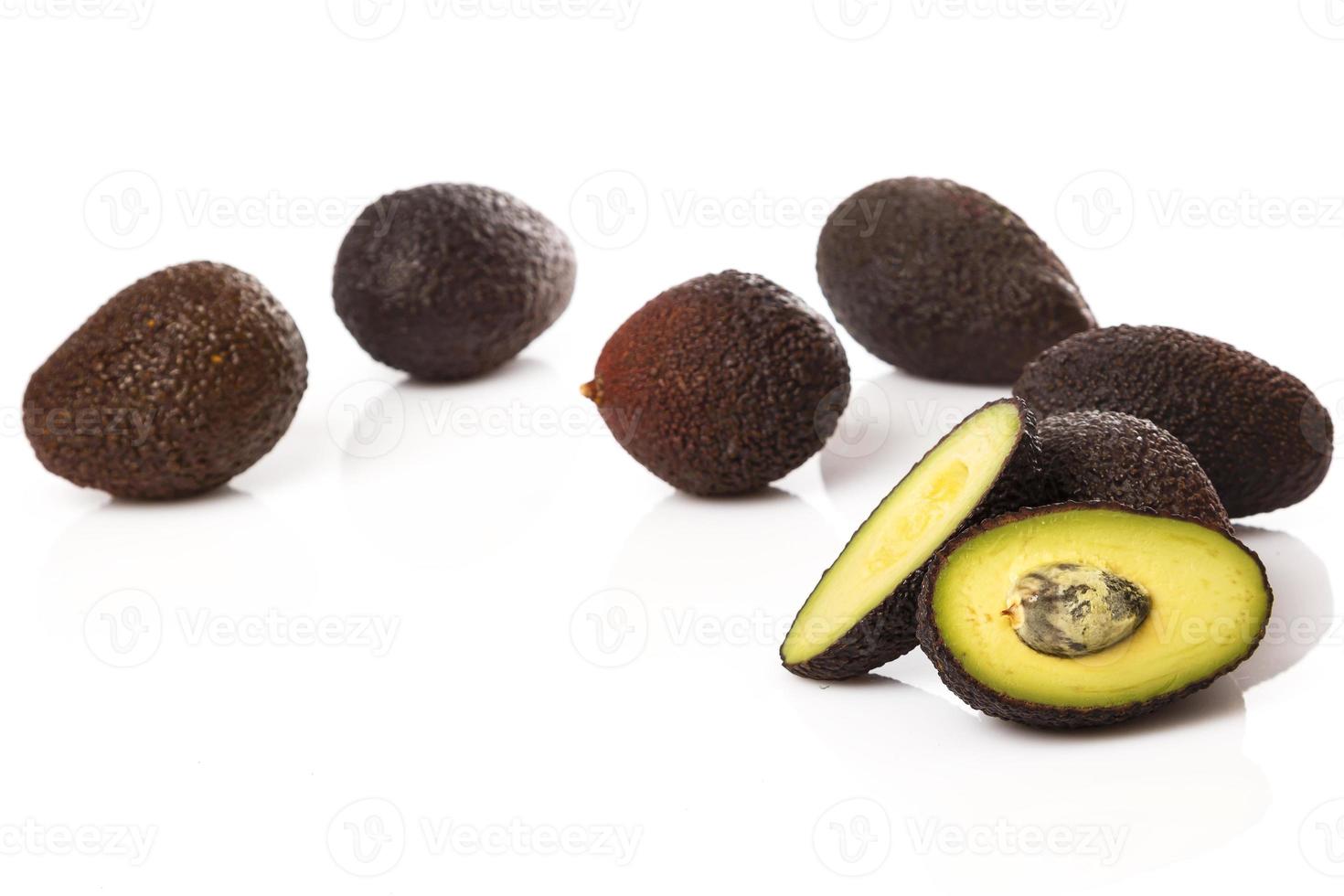 Haufen kleiner Avocados foto