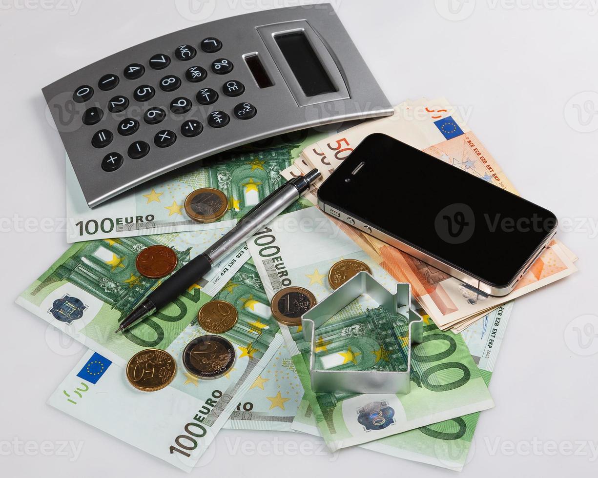 Geld, Taschenrechner und Smartphone foto