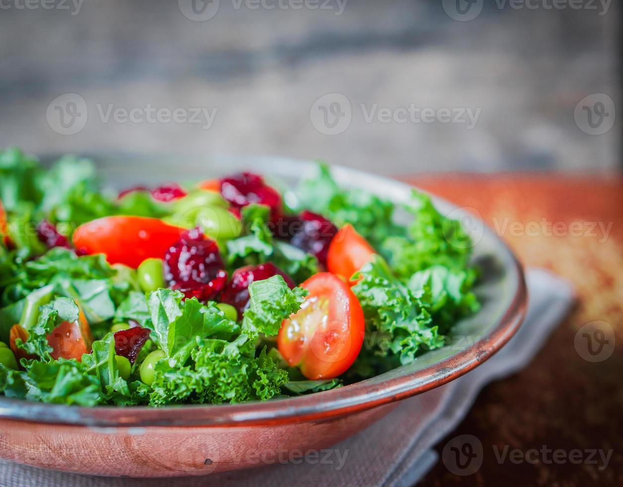 Grünkohl-Edamame-Salat auf rustikalem Hintergrund foto