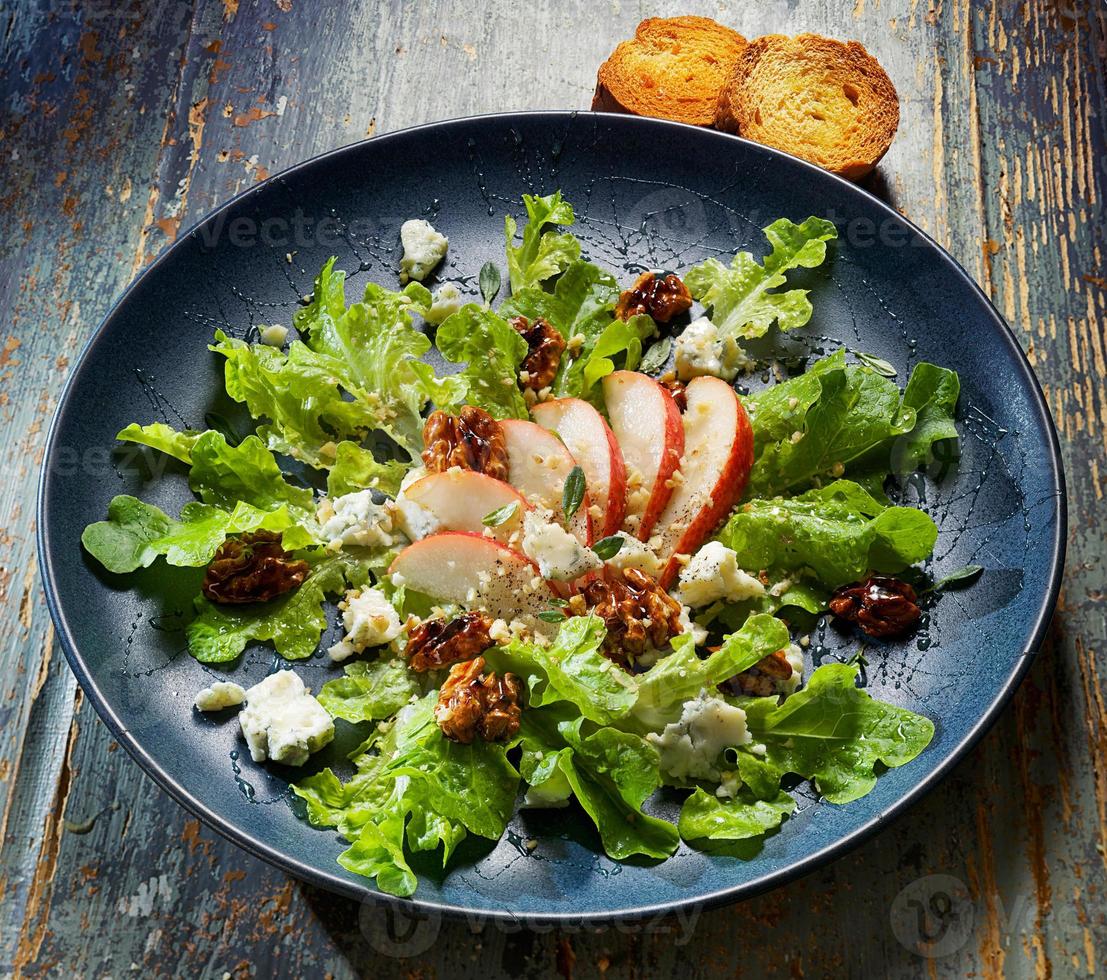 frischer Salat mit Birne, Walnüssen und Blauschimmelkäse foto