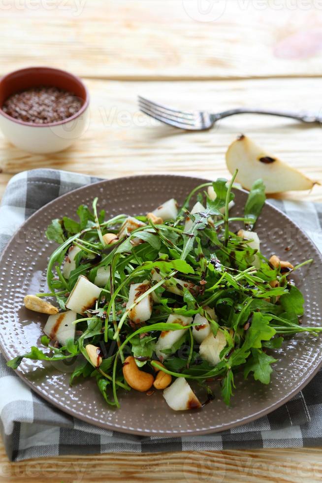 saftiger frischer Salat mit Rucola und Birne foto