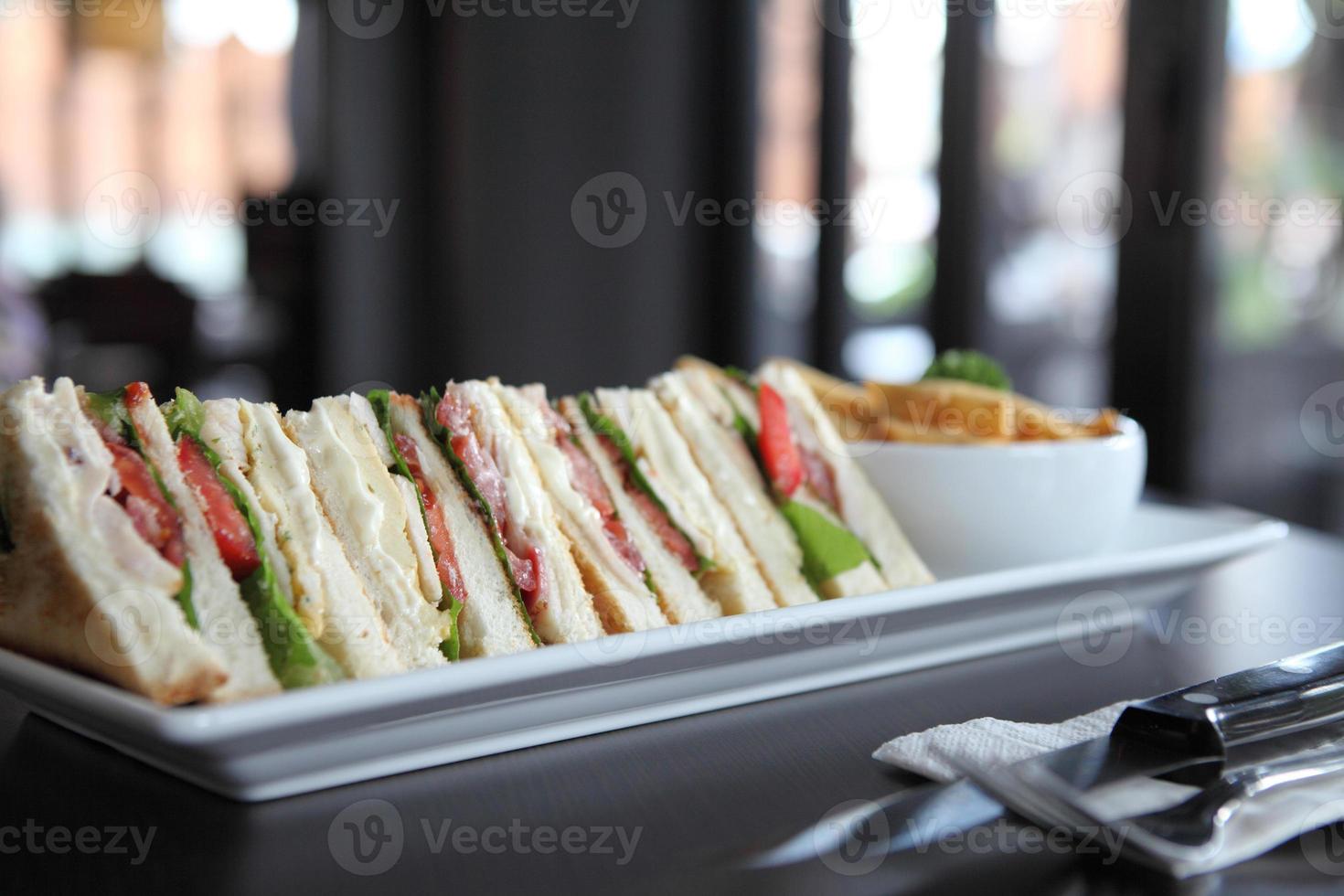Club Sandwich mit auf Holz Hintergrund foto