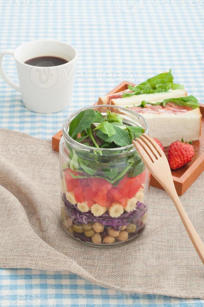 Einmachglas Salat und Sandwich foto