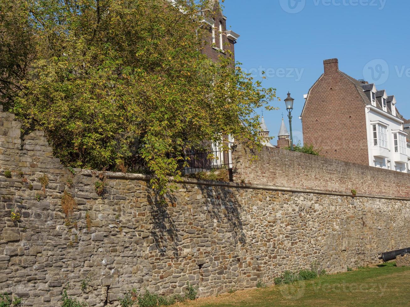 die stadt maastricht an der maas in den niederlanden foto