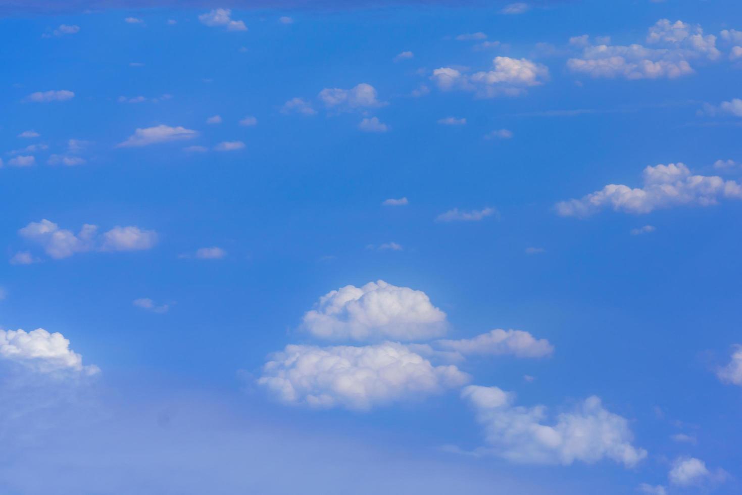 Naturansicht des blauen Himmels mit flauschiger weißer Wolke, die für Tapetenseite, Hintergrund oder Tapete verwendet wird foto