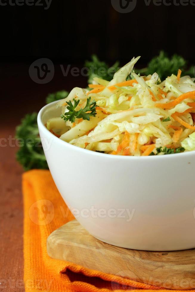 traditioneller Krautsalat (Kohlsalat, Karotte und Mayonnaise) foto