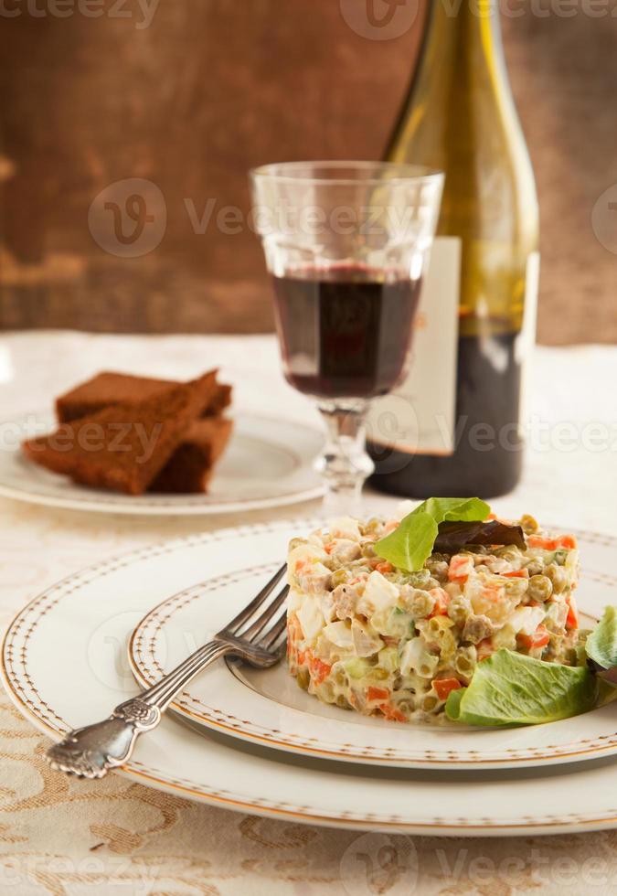 russischer traditioneller salat olivier foto