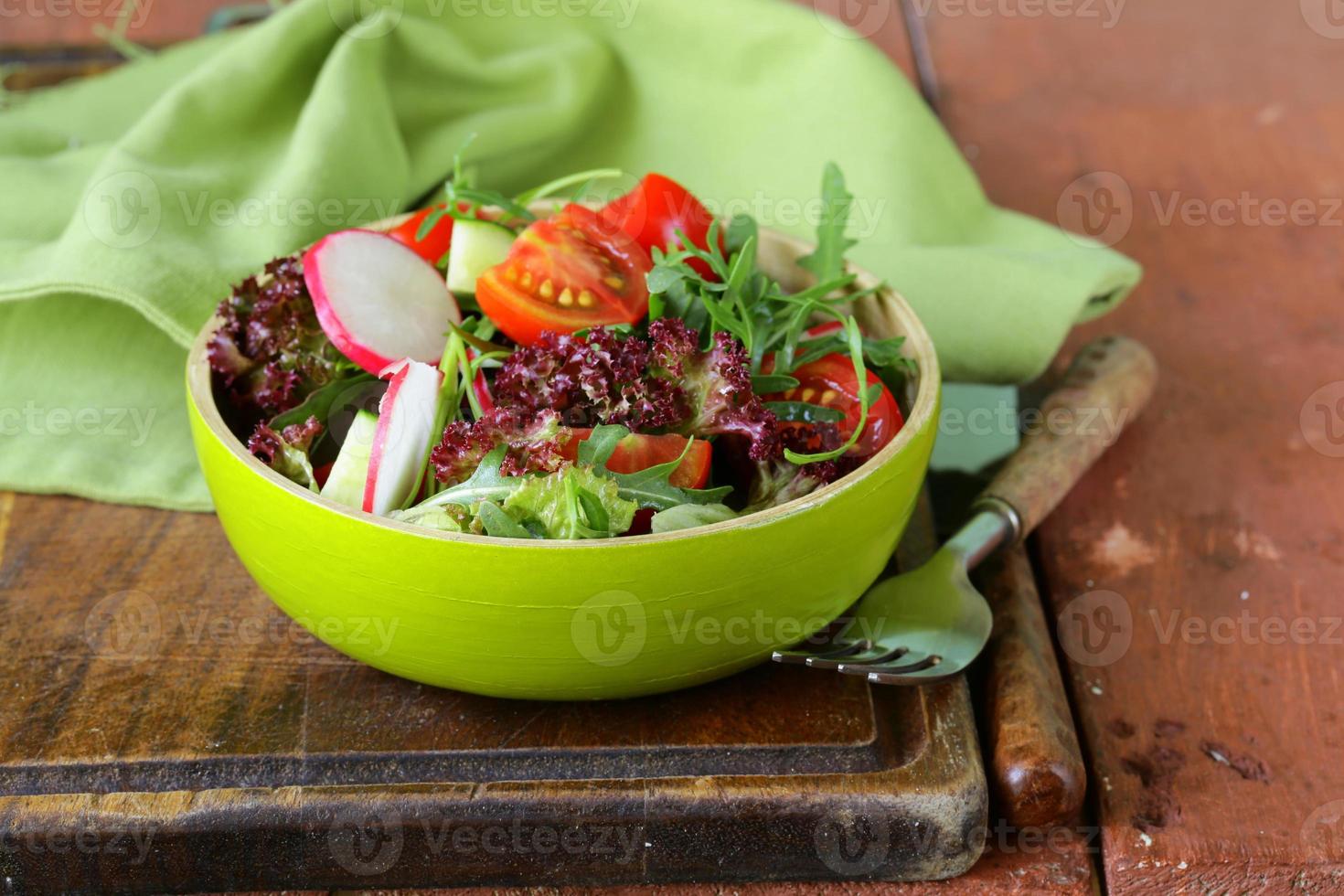 frischer Salat mit Rucola, Radieschen und Tomaten foto