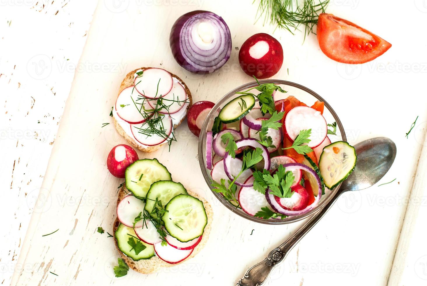 Frühlingssalat mit Radieschen, Gurke, Kohl und Zwiebel Nahaufnahme foto