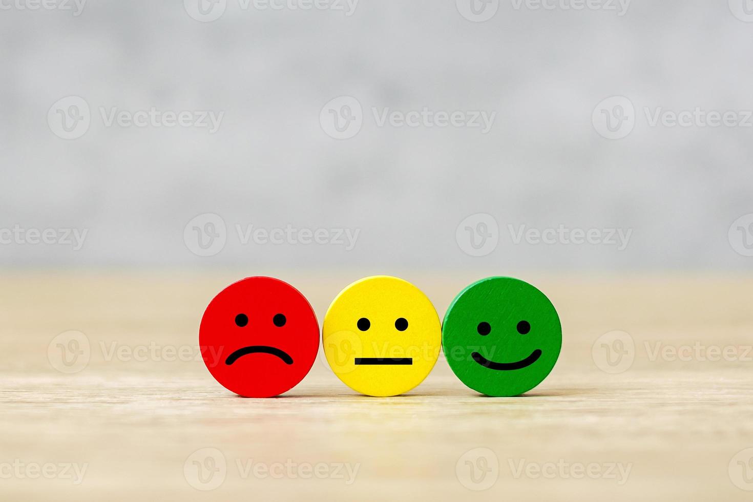 Emotionsgesichtsblock. Kunde wählt Emoticon für Benutzerbewertungen. Servicebewertung, Ranking, Kundenbewertung, Zufriedenheit, Stimmung, Bewertung und Feedback-Konzept foto