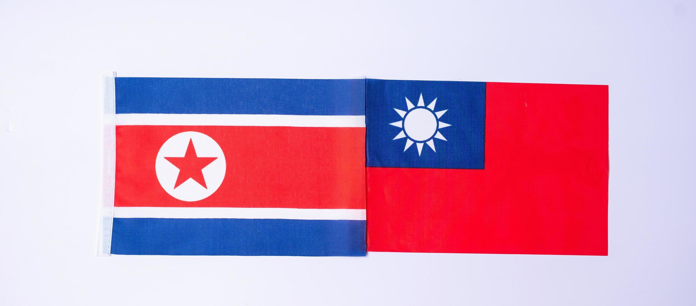 Taiwan gegen Nordkorea-Flaggen. sanktionen, krieg, konflikt, politik und beziehungskonzept foto
