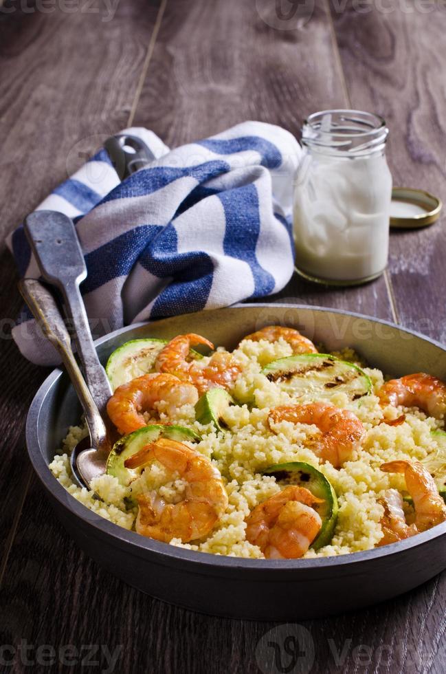 Couscous mit Gemüse und Garnelen foto