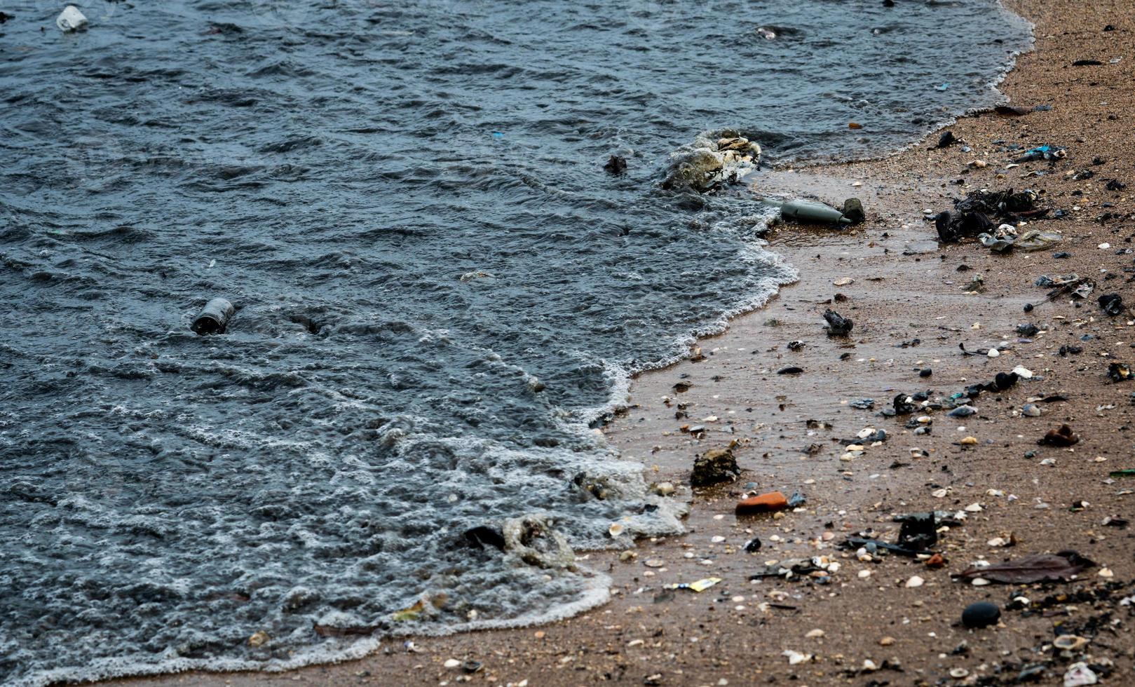 Umweltverschmutzung am Strand. Ölflecken am Strand. Ölaustritt ins Meer. Schmutziges Wasser im Ozean. Wasserverschmutzung. schädlich für Tiere im Ozean und in der Meeresumwelt. Abwasser. foto