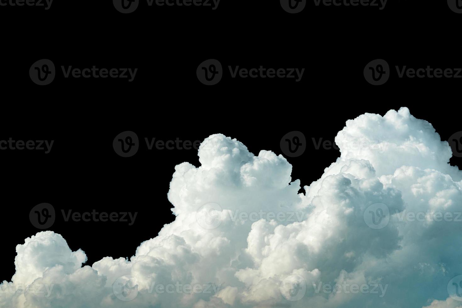 reine weiße Kumuluswolken auf schwarzem Hintergrund. Wolkengebilde Hintergrund. weiße flauschige Wolken auf dunklem Hintergrund. weiches Baumwollgefühl der weißen Wolkenstruktur isoliert auf schwarzem Hintergrund mit Kopierraum foto