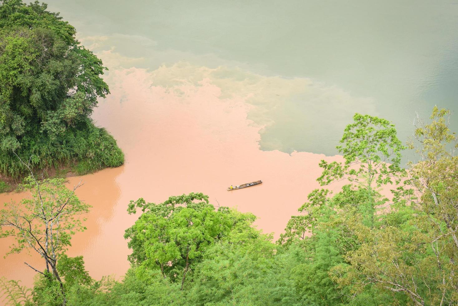 mekong fluss thailand laos grenze, blick natur fluss schöner gebirgsfluss mit fischerboot luftbild vogelperspektive landschaft dschungel see fließendes wildes wasser nach dem regen foto