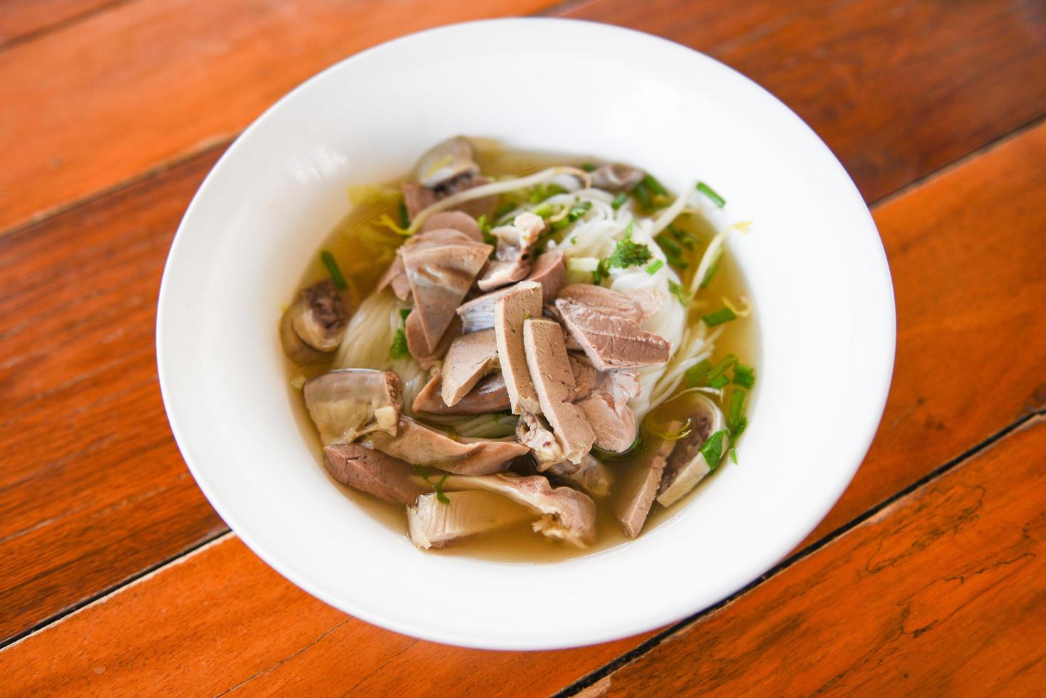 Köstliche Nudelschüssel - Vermicelli-Nudelsuppe mit Schweinefleisch-Eintopfgemüse in Schüssel traditionelle thailändische und chinesische Küche aus Asien, Schweinefleisch-Innereien, Leber Schweinedarm foto