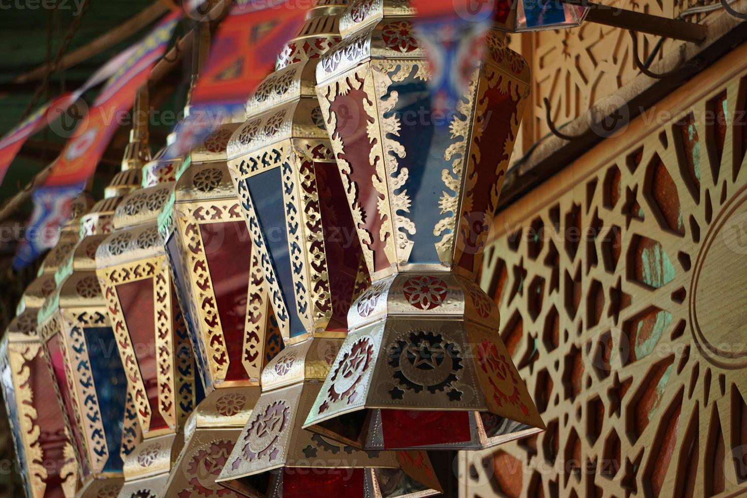 festliche dekorationen als fanoos für den monat ramadan auf der stadtstraße. foto