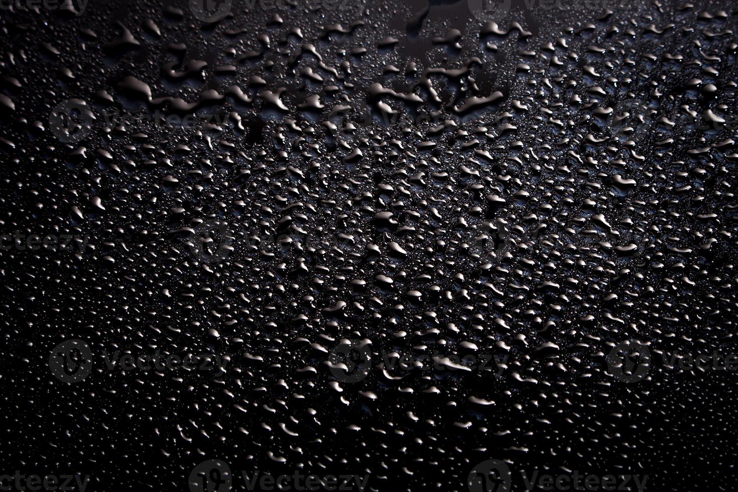 schwarzer abstrakter Hintergrund mit Wassertropfen. nasse schwarze Textur. foto