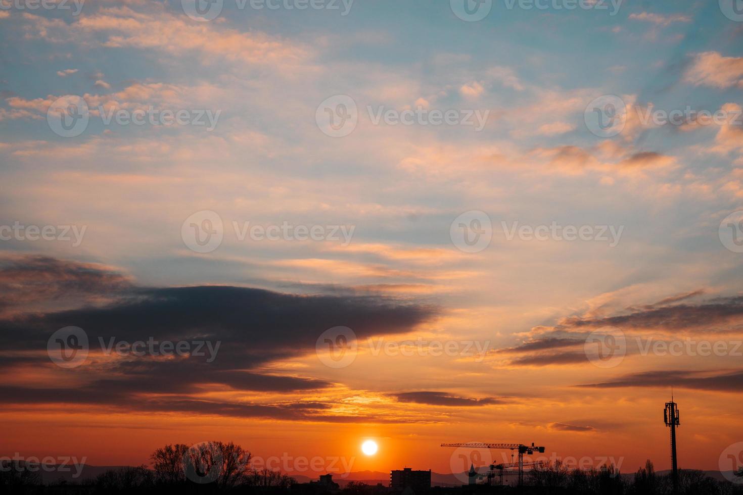 Sonnenunterganghimmel mit orangefarbenen Wolken foto