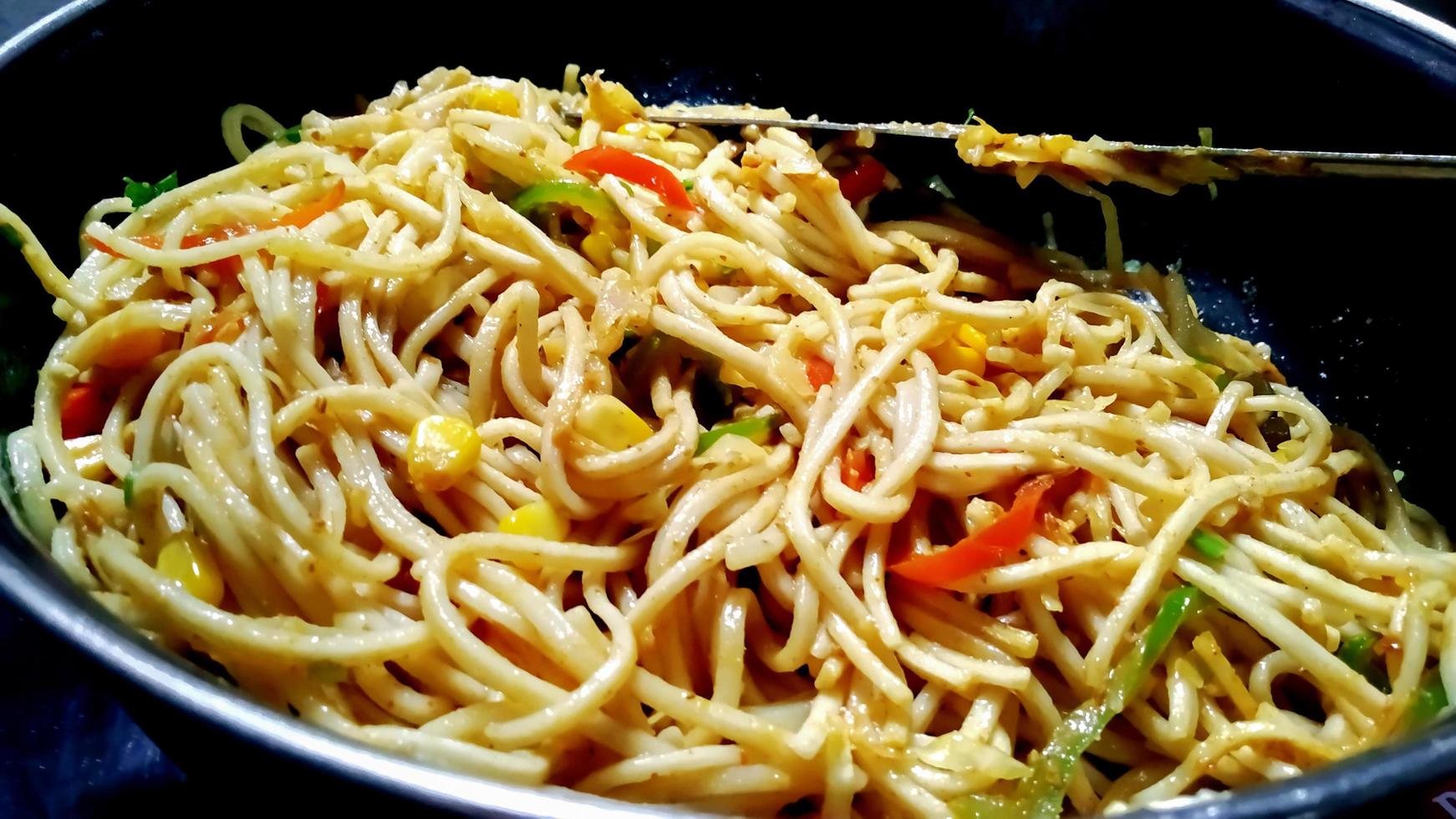 Schezwan-Nudeln oder Szechwan-Gemüse-Hakka-Nudeln oder Chow Mein sind beliebte indochinesische Rezepte, die in einer Schüssel oder einem Teller serviert werden foto