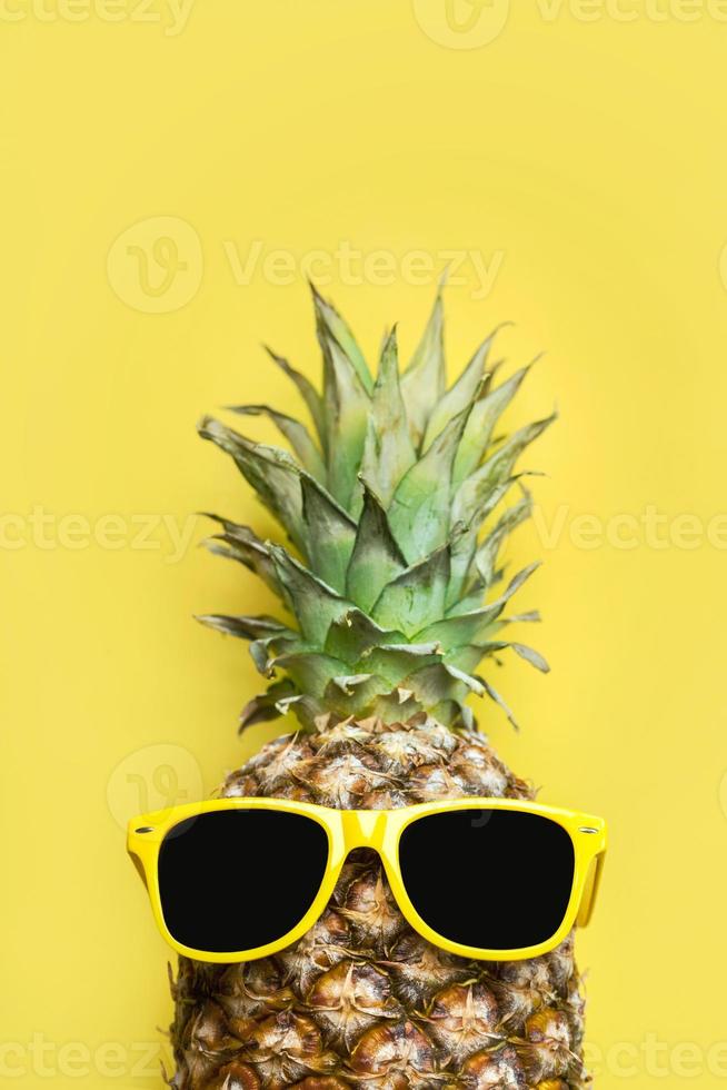 Sommerkonzept. Ananas mit gelber Sonnenbrille und Platz für Text foto