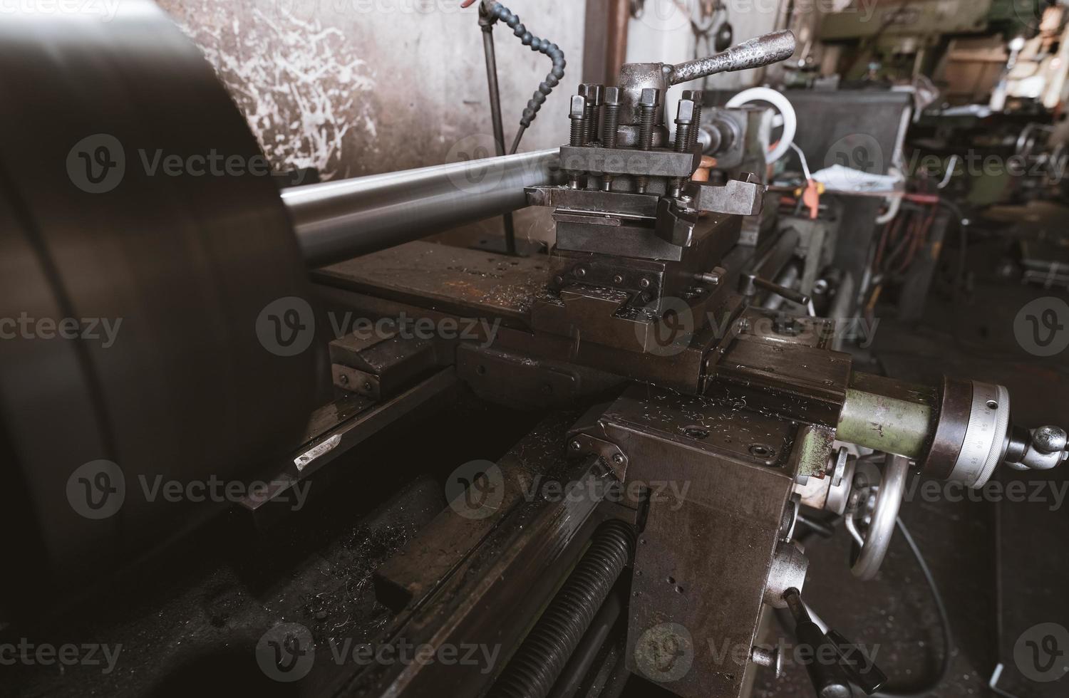 Drehmaschine, die in der Fabrik arbeitet. Drehmaschine für die Metallbearbeitung. Schwermaschinenbau. Maschine zum Fräsen von Metall. Hintergrund für die Sicherheit im industriellen Arbeitsplatzkonzept. Stahlindustrie. foto