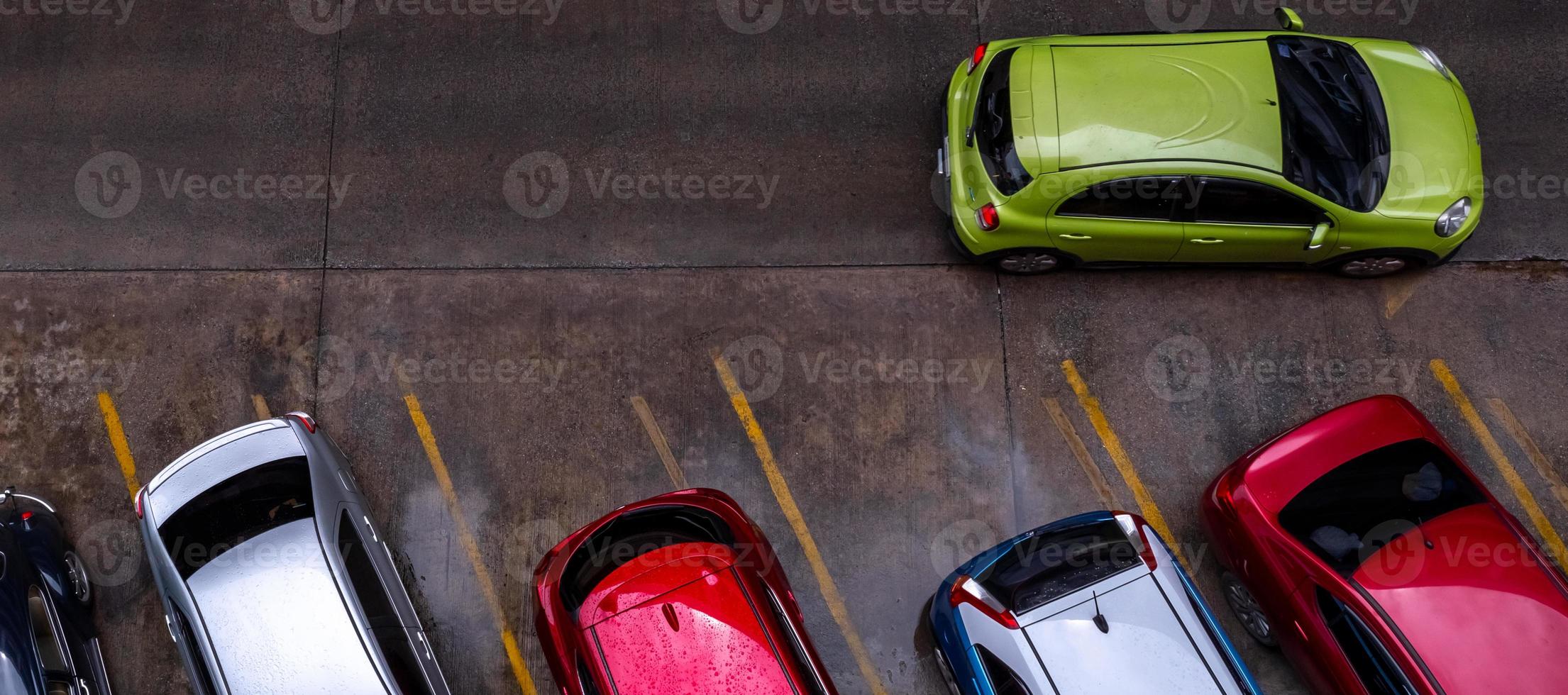 Blick von oben auf das Auto, das auf einem Betonparkplatz mit gelber Verkehrszeichenlinie auf der Straße geparkt ist. oben Ansicht des Autos in einer Reihe am Parkplatz. kein verfügbarer Parkplatz. Außenparkplatz. foto