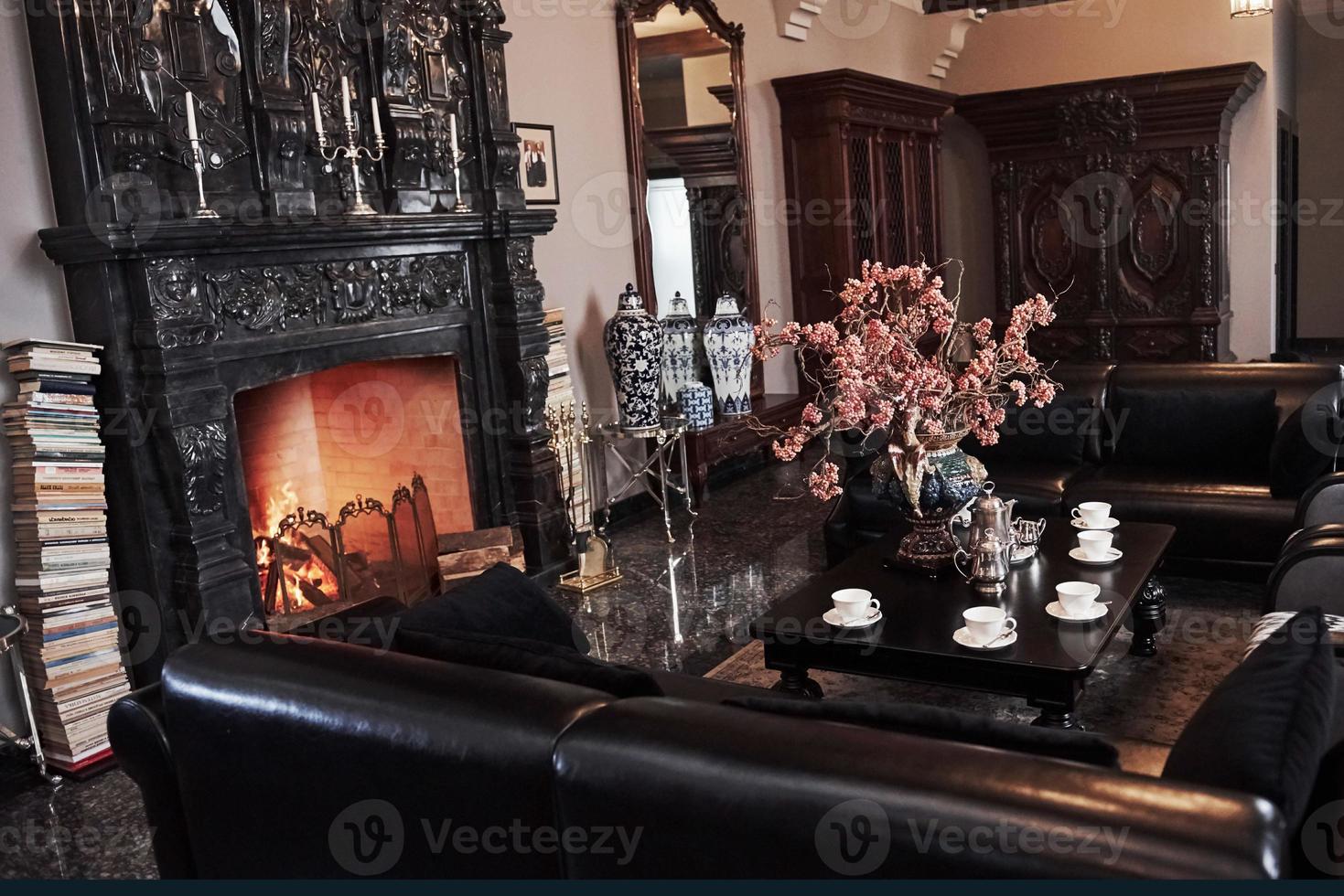 ruhig und leise. Interieur des Luxusrestaurants im aristokratischen Vintage-Stil mit schönem Kamin foto