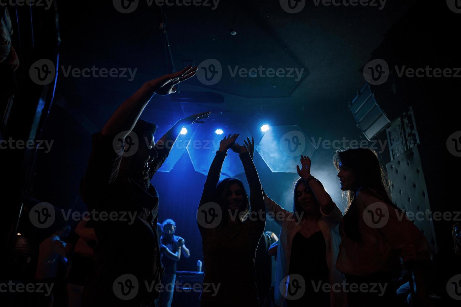 diese Musik ist so eingängig. Gruppe von Menschen, die gerne im Nachtclub mit schöner Beleuchtung tanzen foto