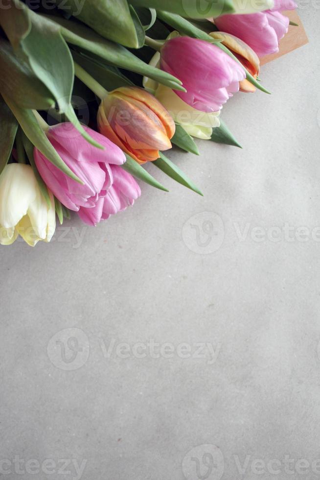 Grußkarte der frischen Tulpen für Muttertag foto