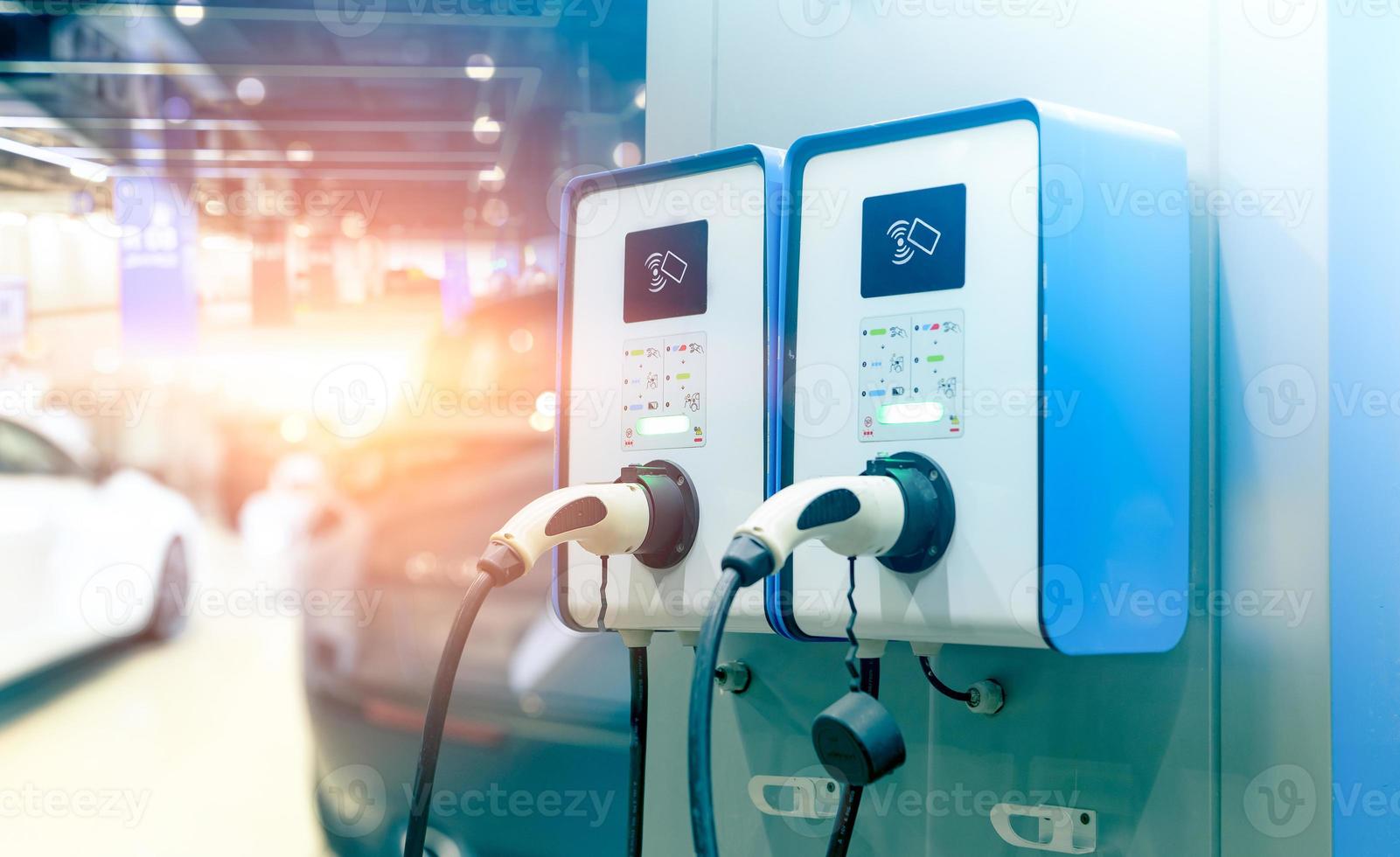 Ladestation für Elektroautos zum Aufladen des EV-Akkus. Stecker für Fahrzeuge mit Elektromotor. ev ladestation. saubere Energie. Ladestation für Elektroautos. grüne Kraft. Verkehrstechnik der Zukunft. foto