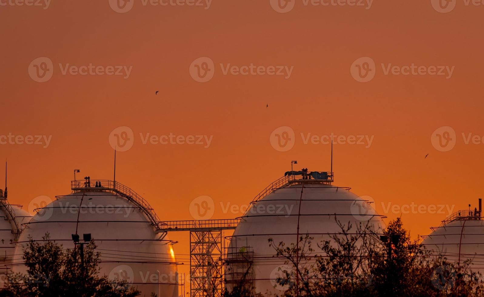 industrieller gasspeicher. LNG- oder Flüssigerdgasspeicher. kugelförmiger Gastank in der Erdölraffinerie. oberirdischer Vorratsbehälter. Erdgasspeicherindustrie und globaler Marktverbrauch foto