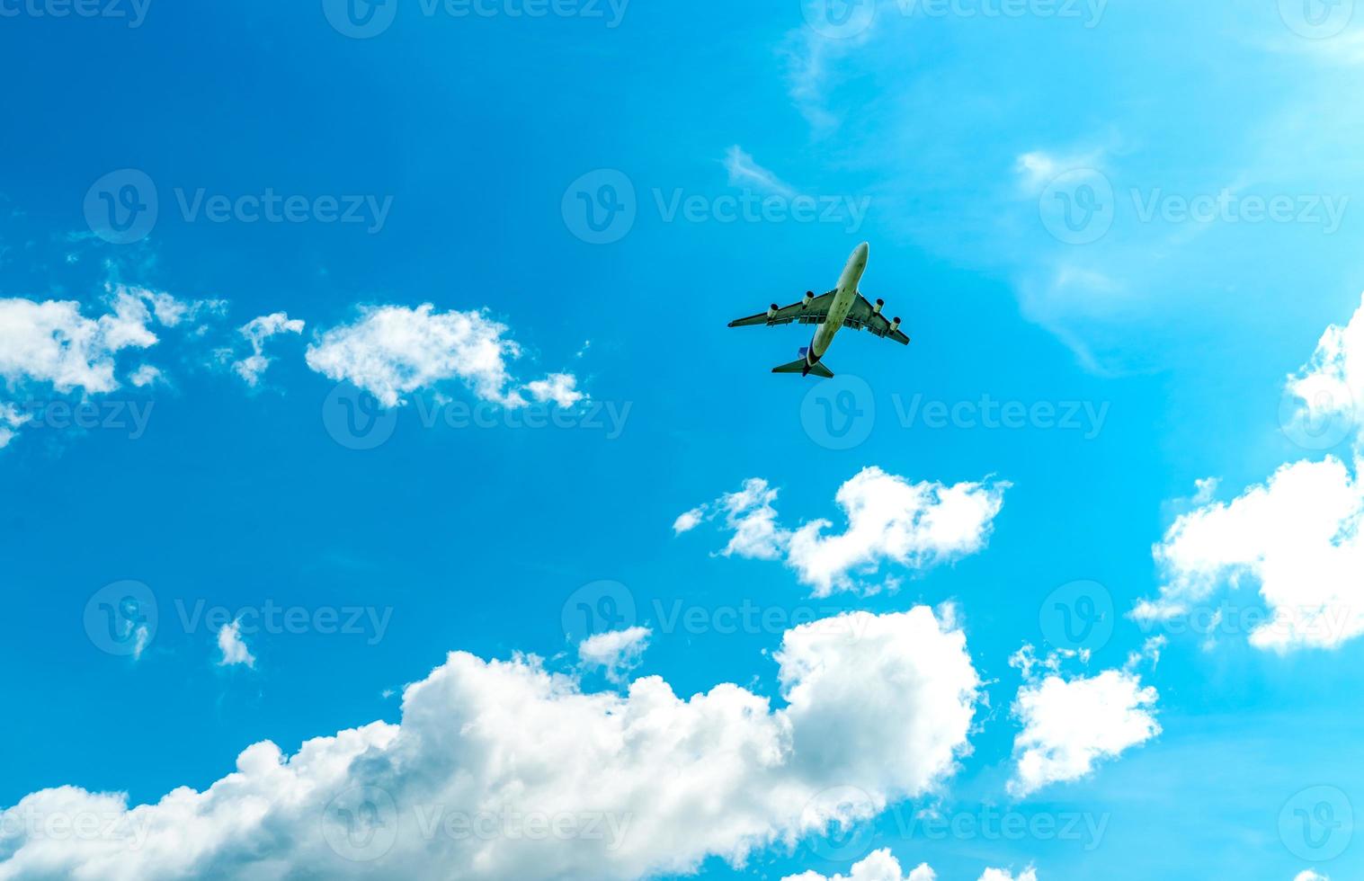 kommerzielle fluggesellschaft, die auf blauem himmel und weißen flauschigen wolken fliegt. unter Sicht des Flugzeugfliegens. Passagierflugzeug nach dem Start oder zum Landeflug. Urlaubsreisen ins Ausland. Lufttransport. foto