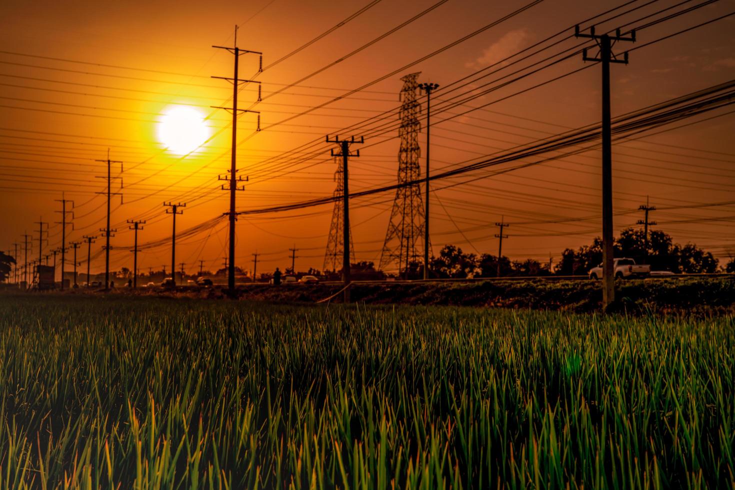 Hochspannungsmast und Übertragungsleitungen bei Sonnenuntergang mit orangefarbenem und rotem Himmel und Wolken. die Architektur. Silhouette Strommasten während des Sonnenuntergangs. Kraft und Energie. Energieeinsparung. foto