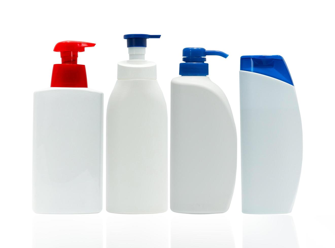 kosmetische weiße Plastikflasche mit rotem und blauem Pumpspender isoliert auf weißem Hintergrund mit leerem Etikett. Set aus vier Hautpflegeflaschen. Körperpflegelotion. Kosmetikglaspaket. Shampoo-Flasche. foto