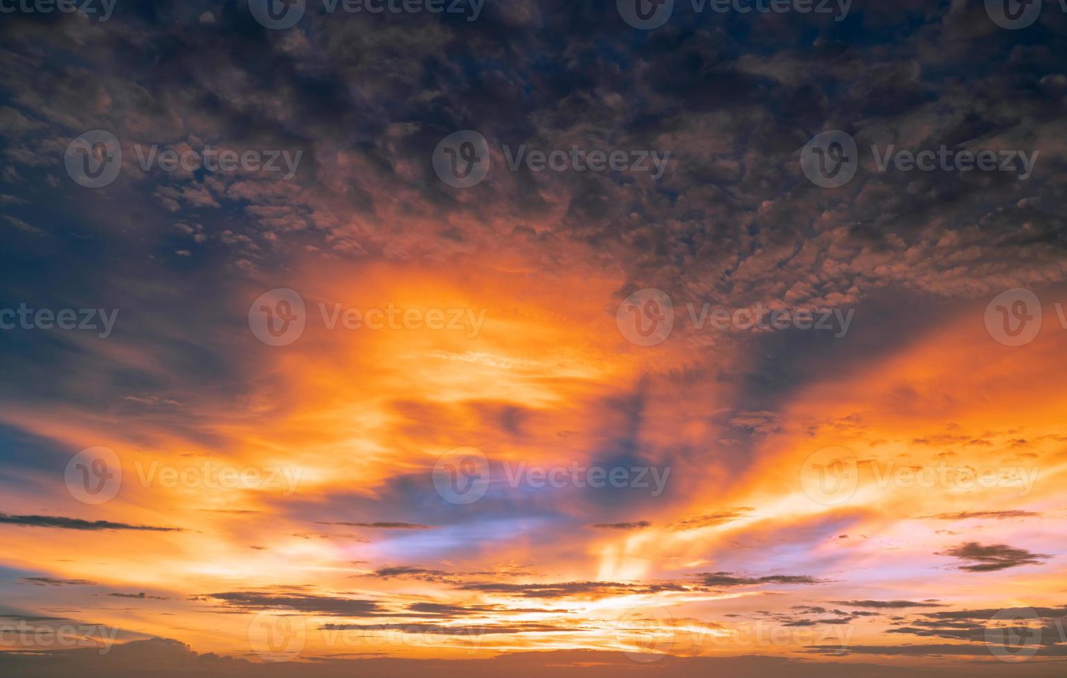 schöner sonnenuntergangshimmel. Goldener und orangefarbener Himmel und Wolken mit Sonnenstrahl. Gottes Lichtkonzept. Natur Hintergrund. Macht in der Natur. ruhiger und inspirierender abstrakter hintergrund. schöne Sonnenstrahlen. foto