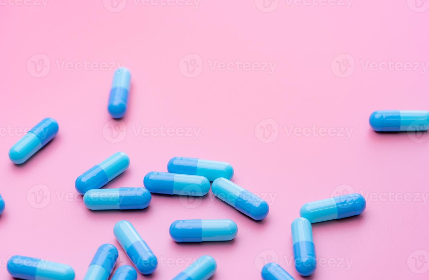 blaue kapselpillen auf rosa hintergrund. Banner für Online-Apotheken. Gruppe von Kapselpillen. Pharmaindustrie. Arzneimittelentwicklung und Erforschung neuer Arzneimittel zur Behandlung neu auftretender Infektionskrankheiten. foto