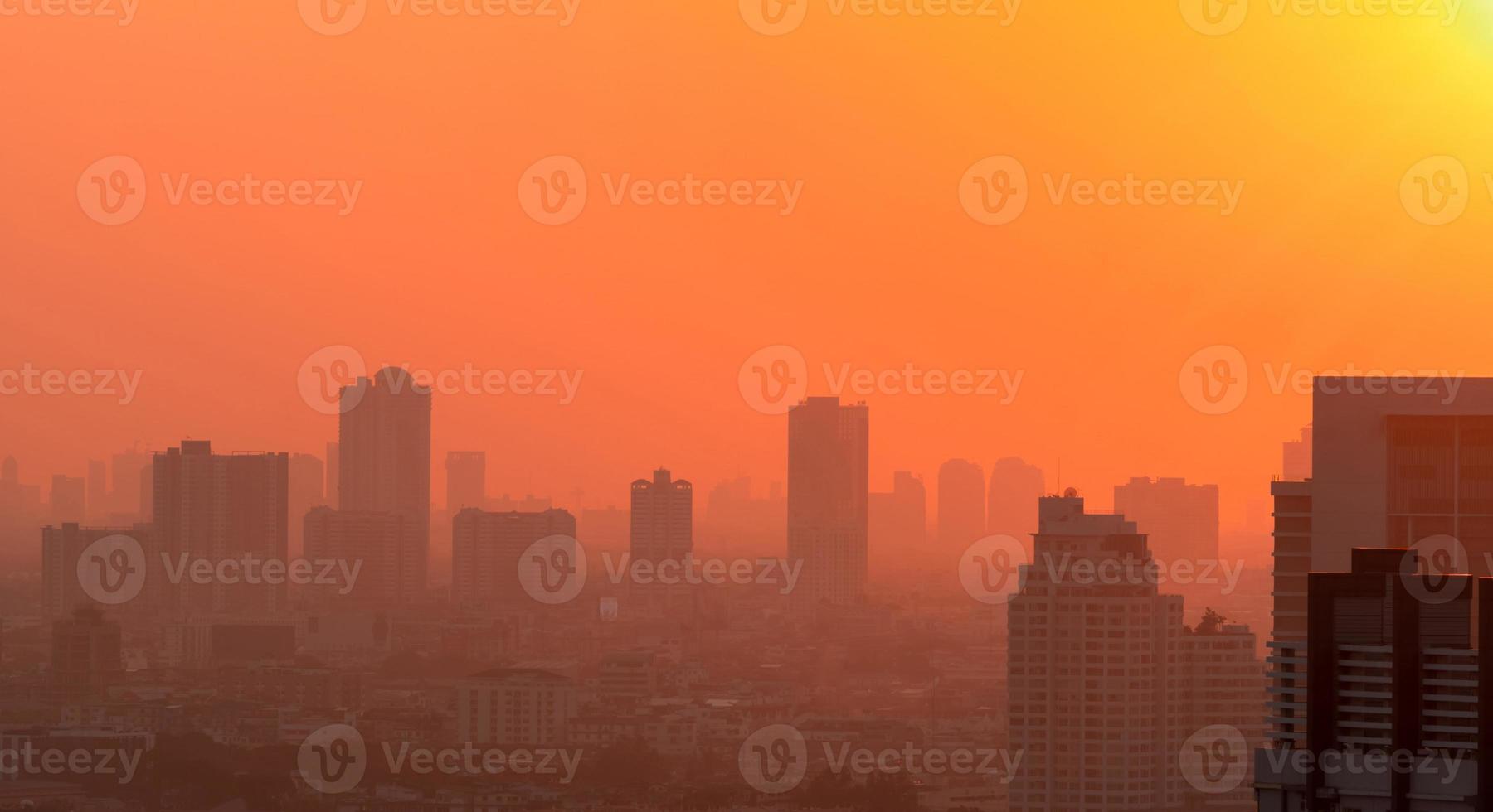 Luftverschmutzung in Bangkok, Thailand. smog und feinstaub der pm2.5 bedeckten stadt morgens mit orangefarbenem sonnenaufgangshimmel. stadtbild mit verschmutzter luft. schmutzige Umgebung. städtischer giftiger Staub. ungesunde Luft. foto