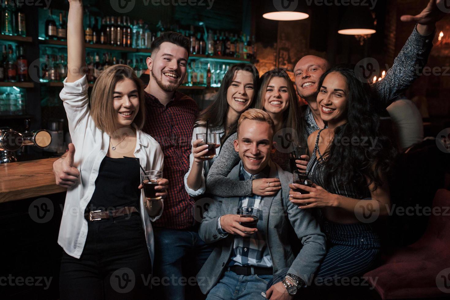 nette Leute. Schöne Jugendliche feiern zusammen mit Alkohol im Nachtclub foto