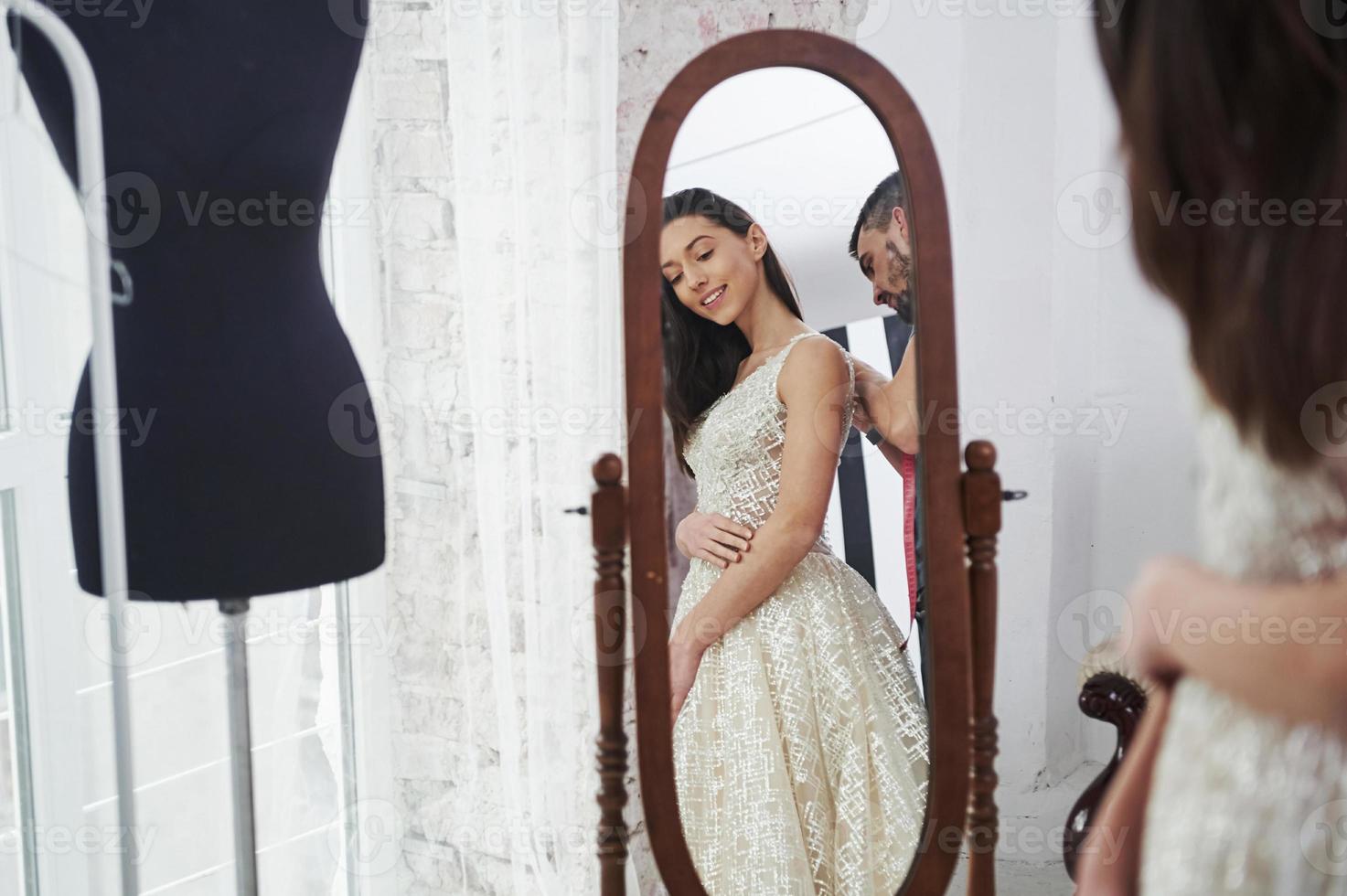 die hochzeit kommt. der Prozess der Anpassung des Kleides im Atelier für handgefertigte Kleidung foto