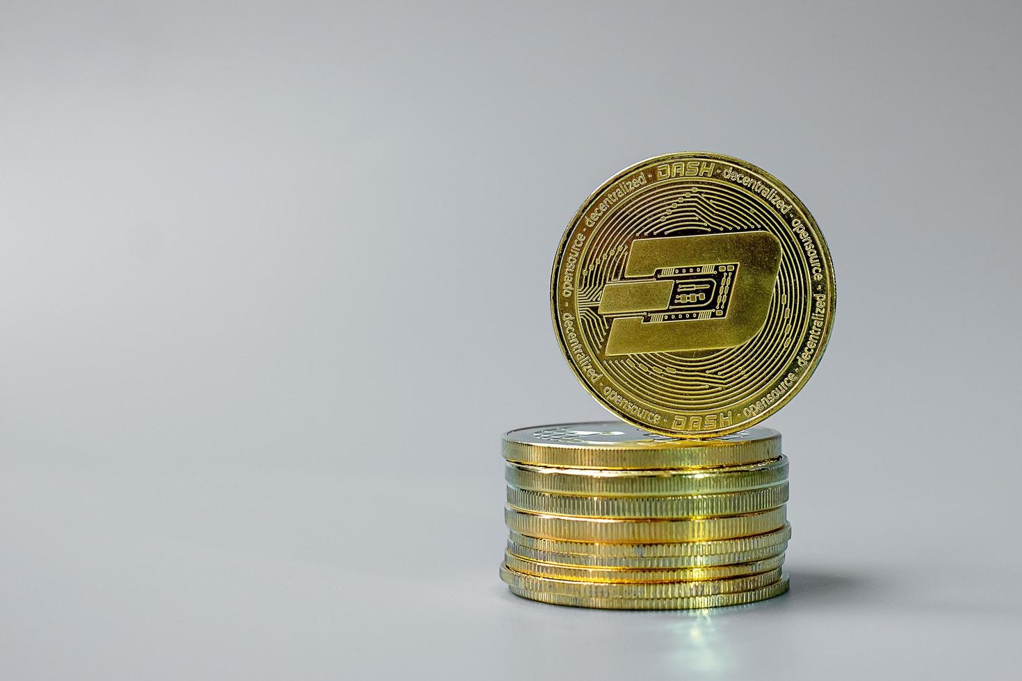 Golden Dash Cryptocurrency Coin Stack, Krypto ist digitales Geld innerhalb des Blockchain-Netzwerks, wird mithilfe von Technologie und Online-Internetaustausch ausgetauscht. Finanzkonzept foto