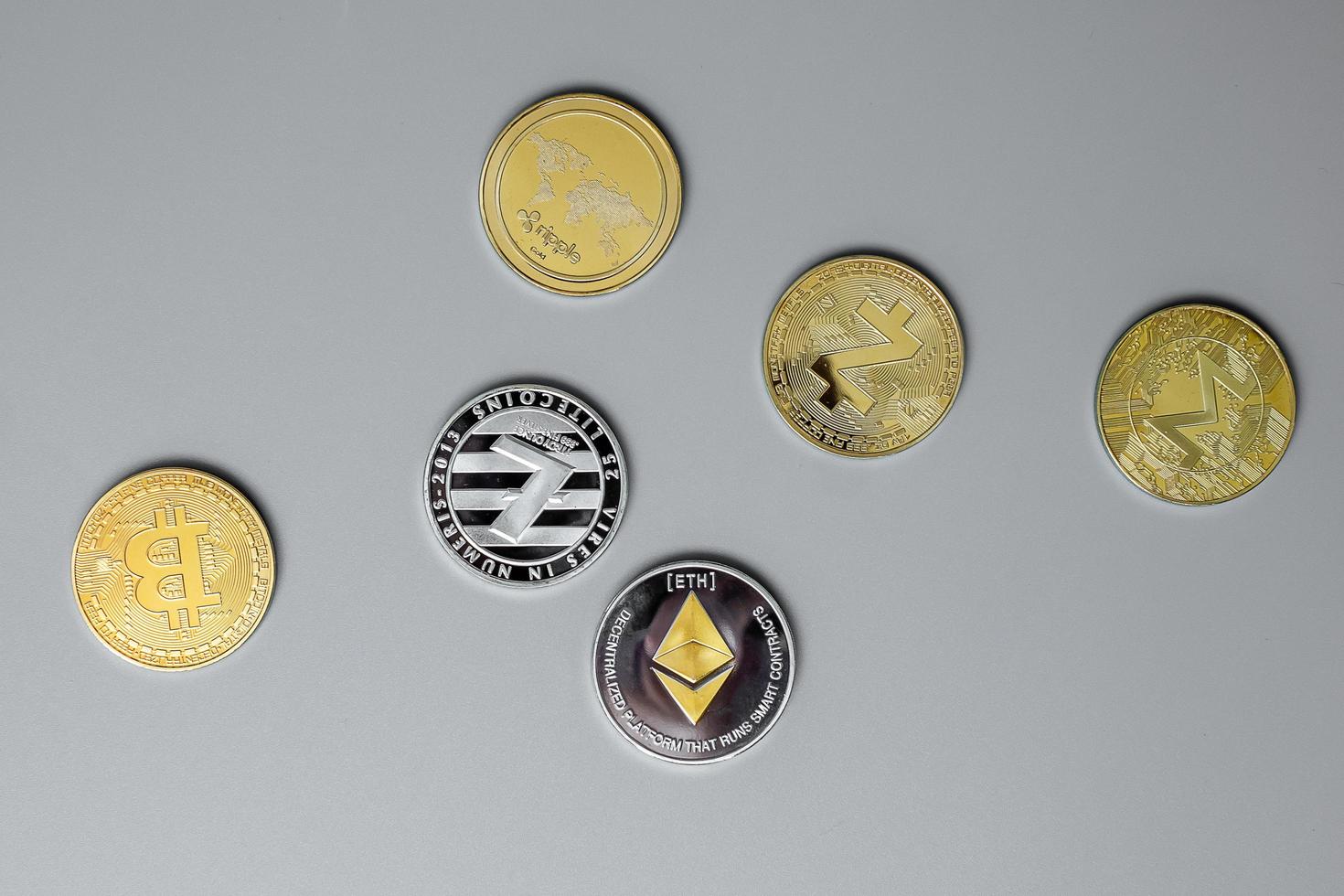 goldene und silberne Kryptowährung, Bitcoin, Ethereum, Litecoin, Dash, Monero, Zcach und Ripple Coins. Krypto ist digitales Geld innerhalb des Blockchain-Netzwerks foto