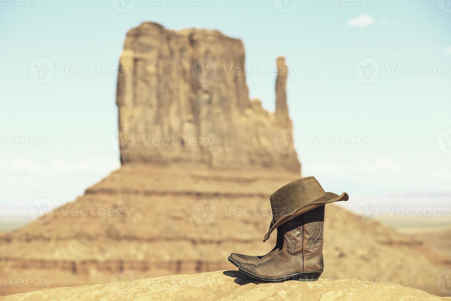 Stiefel und Hut vor dem Monument Valley foto