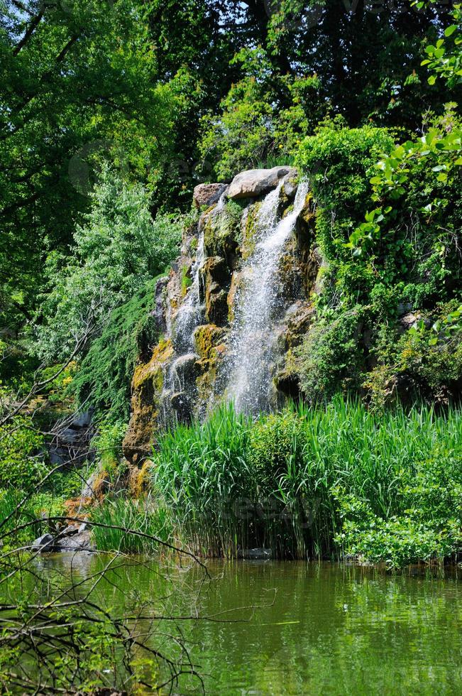 Wasserfall und ein See im Palmengarten, Frankfurt am Main, Hessen, Deutschland foto